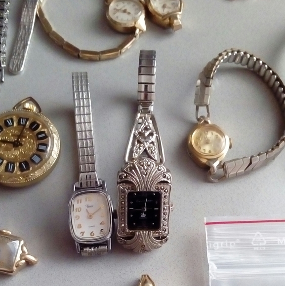 Bundle of 38 watches/AS IS - Picture 2 of 8
